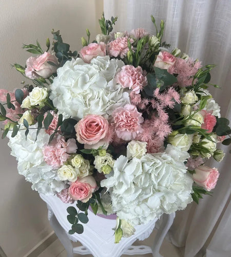 Big box of flowers علبة كبيرة من الزهور