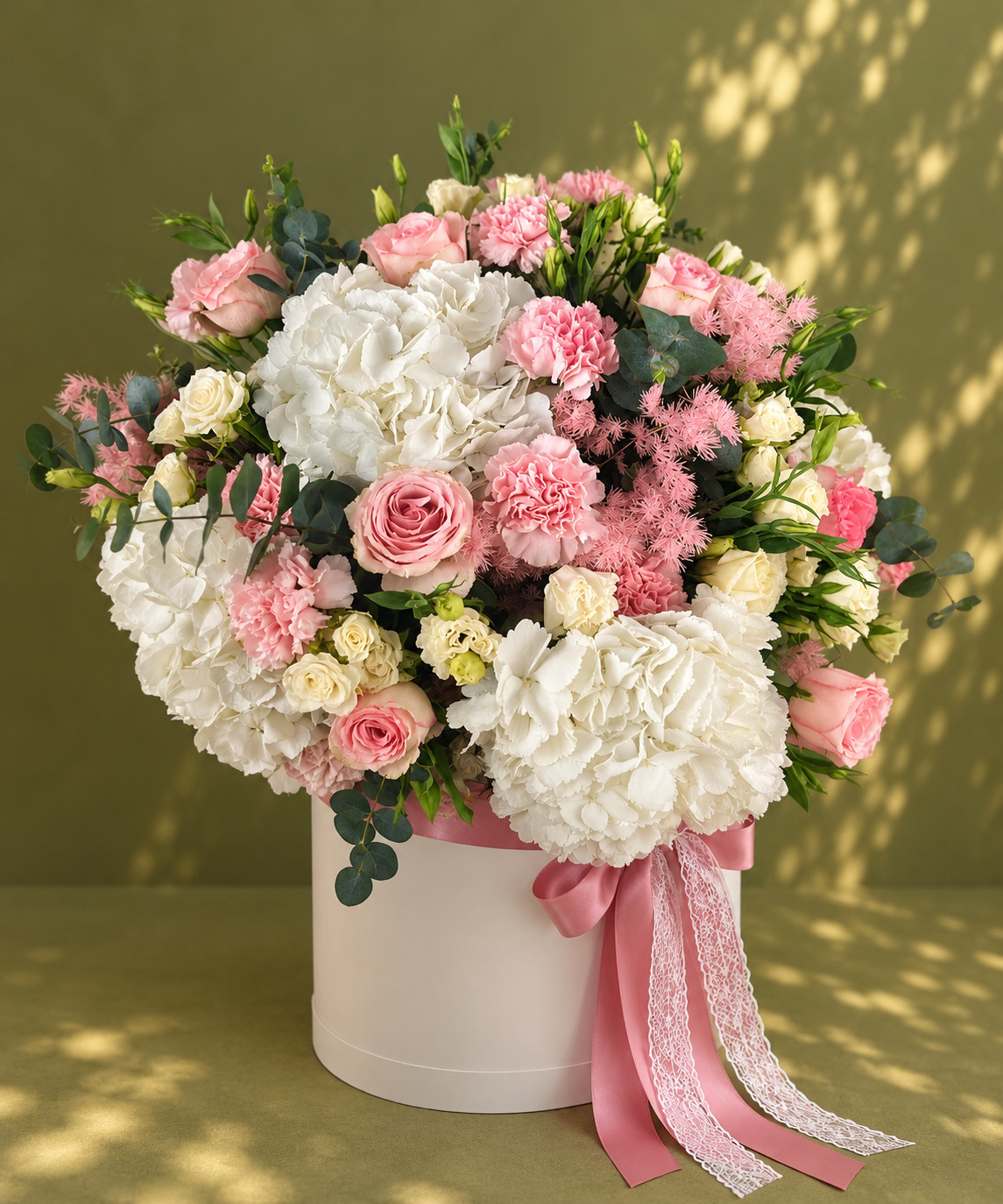 Big box of flowers علبة كبيرة من الزهور