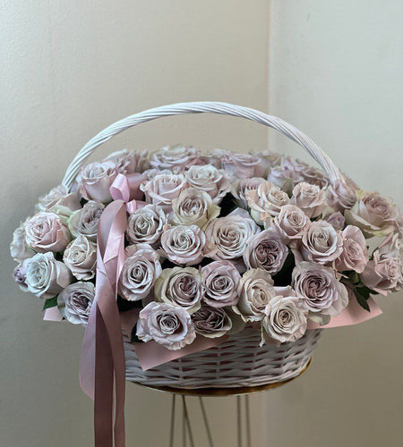 سلة بها ورود أرجوانية