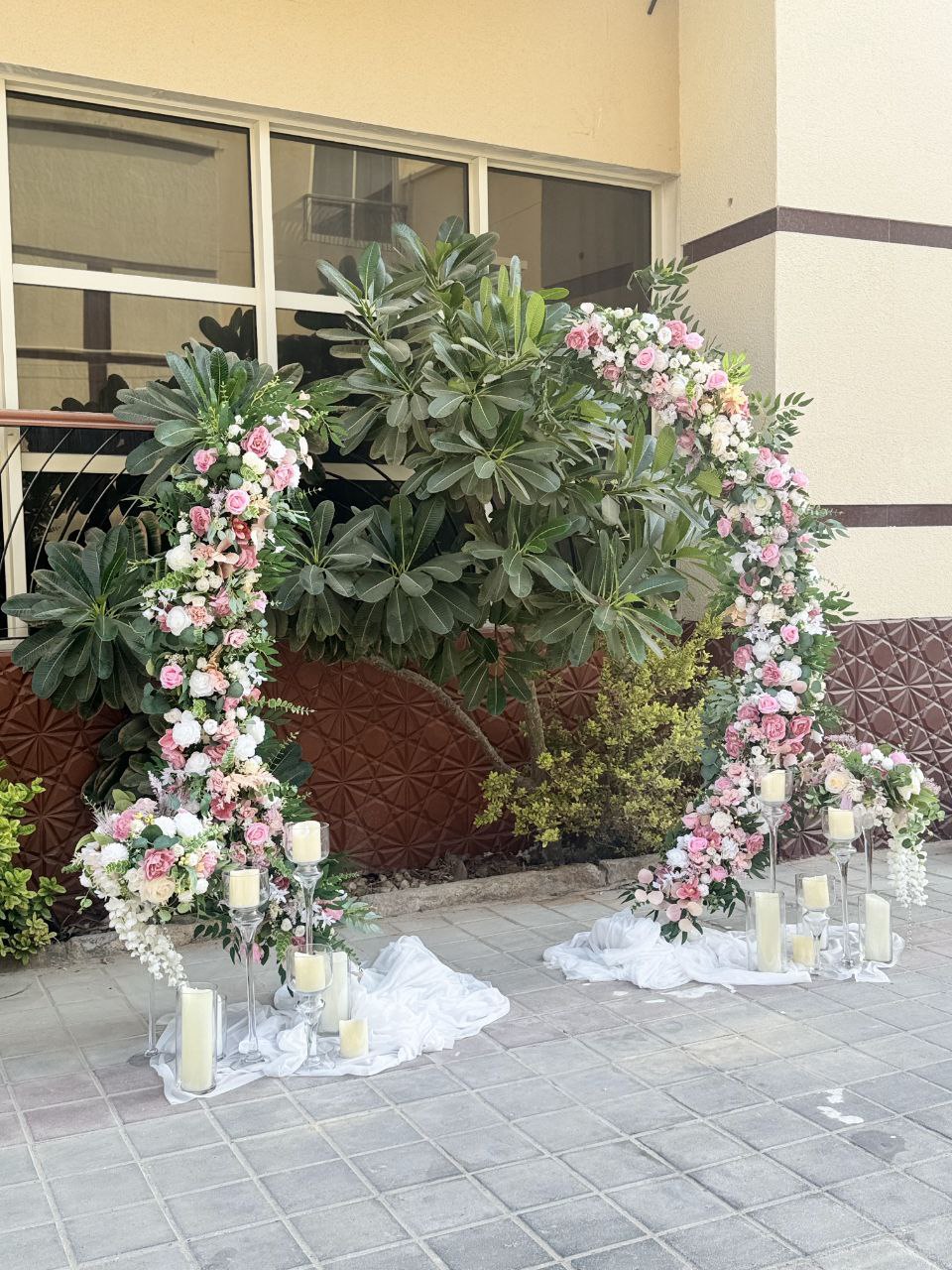 قوس الزفاف باللون الكلاسيكي