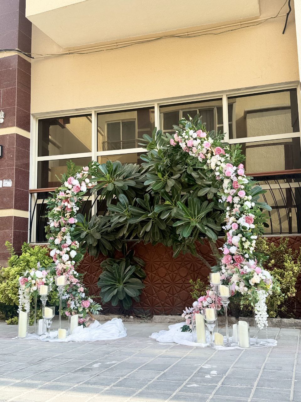 قوس الزفاف باللون الكلاسيكي