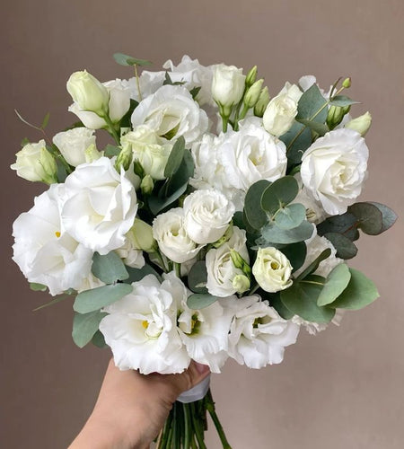 Bridal bouquet classic white / باقة الزفاف الكلاسيكية البيضاء