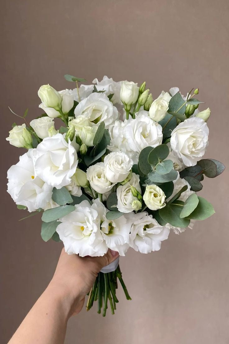 Bridal bouquet classic white / باقة الزفاف الكلاسيكية البيضاء